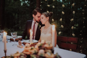 森の中で結婚式を行うカップル写真